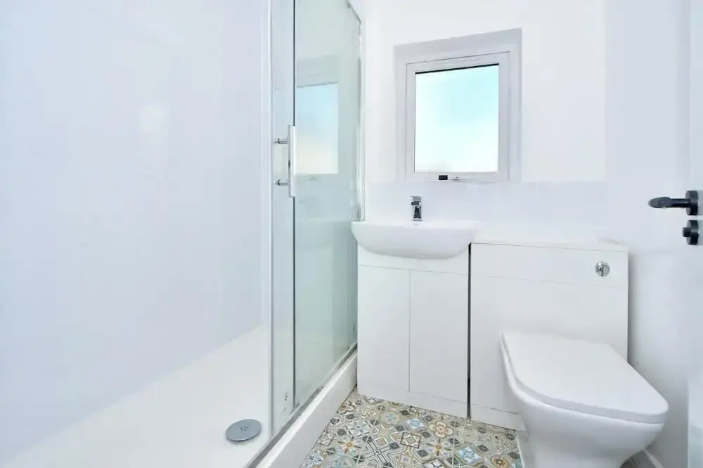 Spacious Home Sleeps 6 With Parking