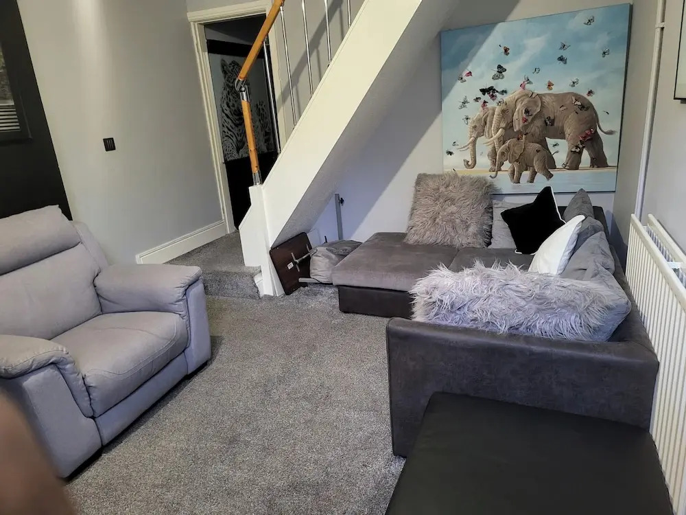 Apartment - Sleeps 5 - Great Location - Parking