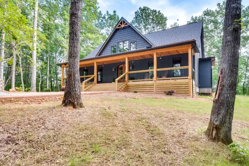 Luxurious Clarkesville Cabin w/ Decks & Fire Pit