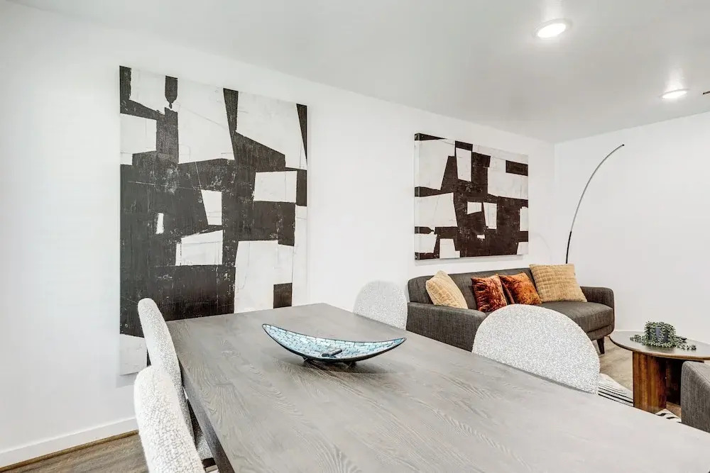 3 Mi to NRG Stadium: Sleek Houston Retreat!
