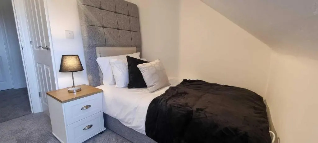 Near City Centre 4 Bed 2 Bath House with Parking, Digbeth, Birmingham