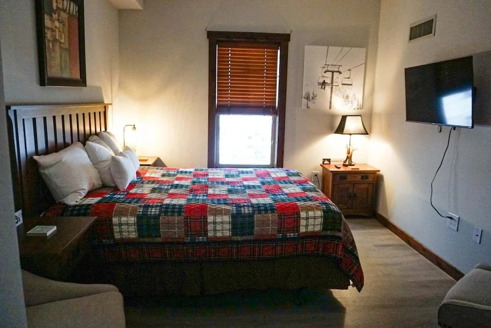 Soaring Eagle # 216 2 Bedrooms, 2 Full Baths:slopeside, Hot Tubs, Underground Parking
