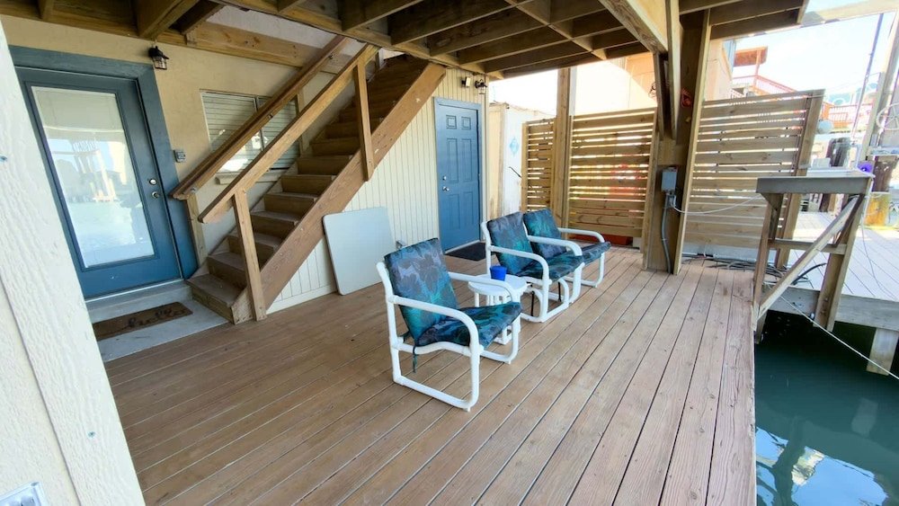 Channelfront - Dock - Fishing - Bbq - Deck 2 Bedroom Home