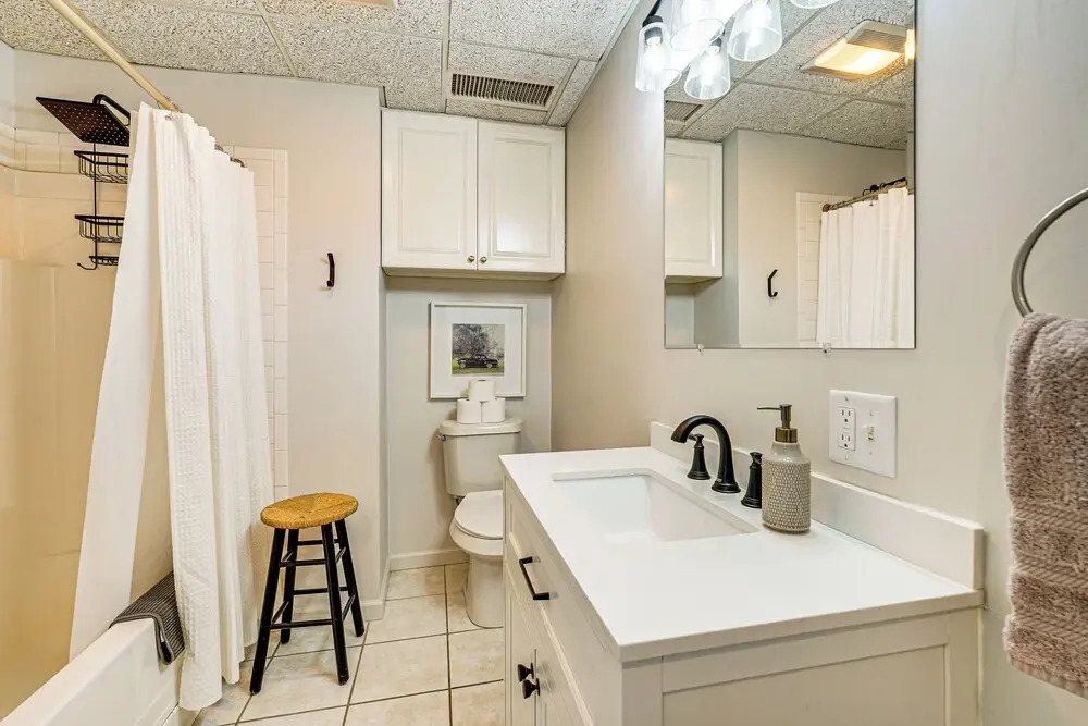 Between Restaurant & Brewery! Chic Perrysburg Apt