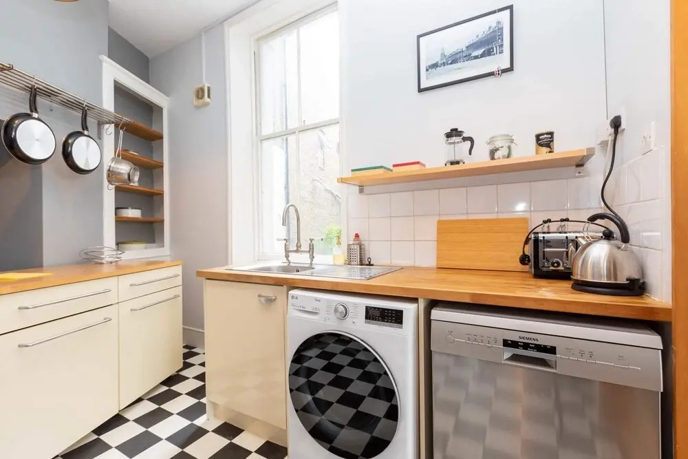 Stylish 2 Bedroom Converted Victorian Storefront