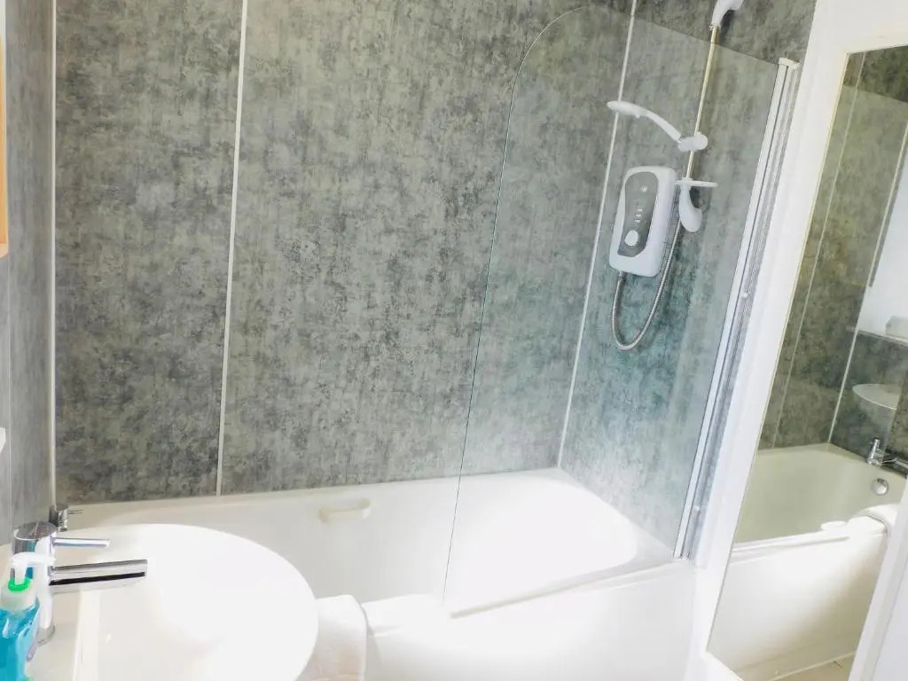 Beautiful 3 Bedroom Apt, mins from Glasgow Airport, M8 & SEC
