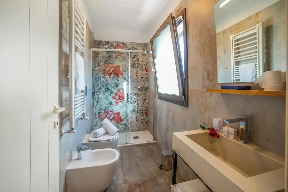 7br Luxury Villa - Pool, Garden & Parking