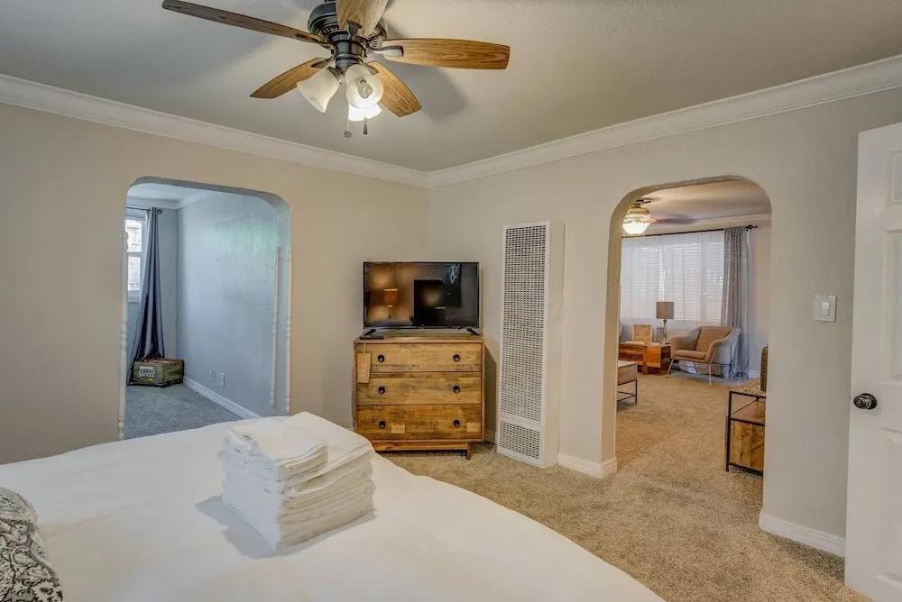 2 Bedroom near Parks, A Lake, Downtown