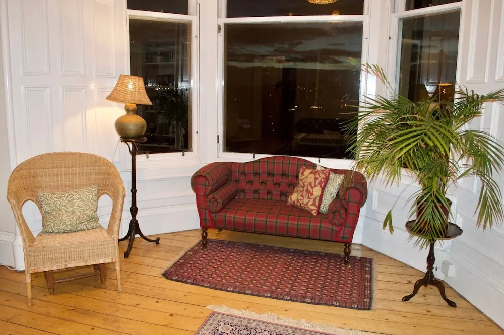 Traditional 3 Bedroom Home With Garden Access