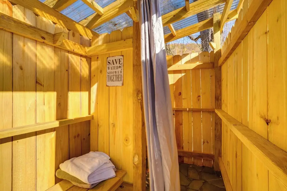 Stoney Creek Cottage: Waterfront Hot Tub, Fire Pit