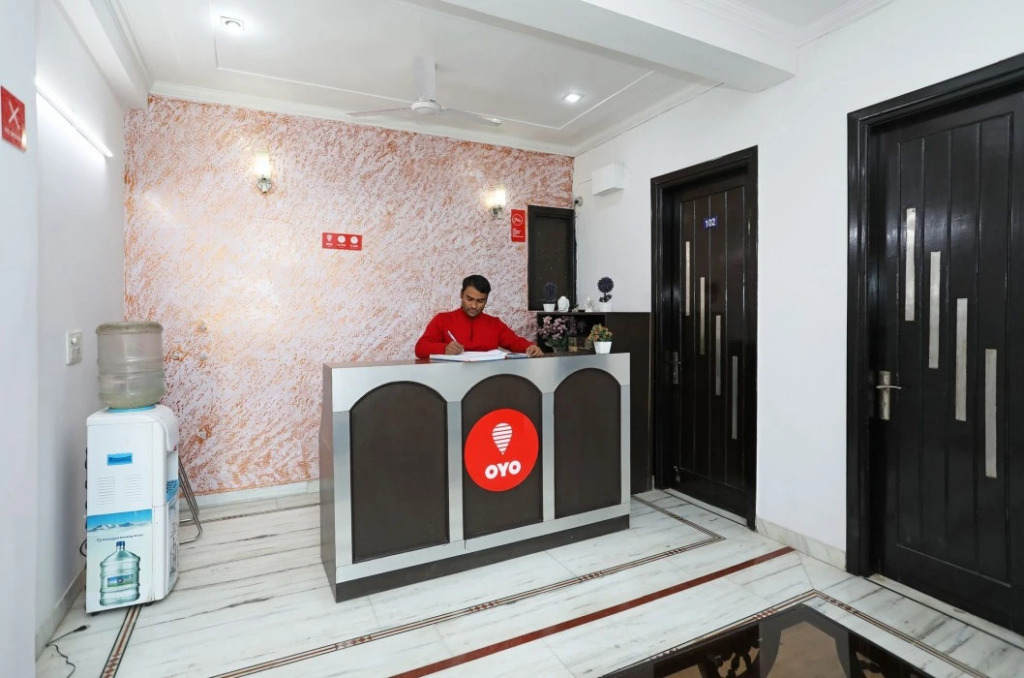 Oyo 11606 Hotel Diplomat Residency