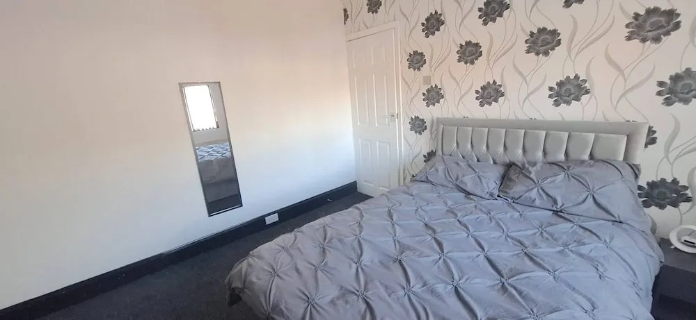 Spacious 3 Bed 2 Baths Free Wifi Central Location