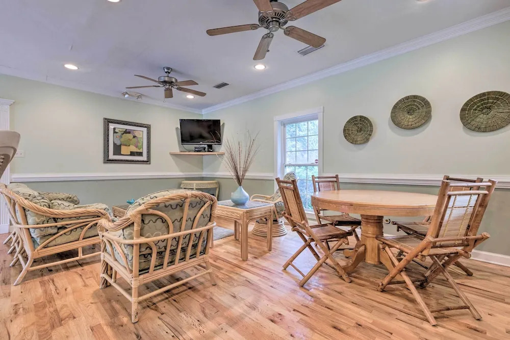 Cozy Mobile Condo w/ Community Outdoor Pool!