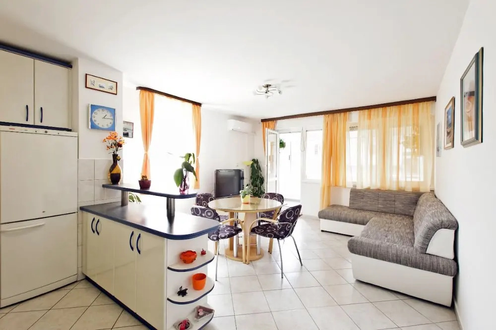 Spacious apartment 2 rooms free parking