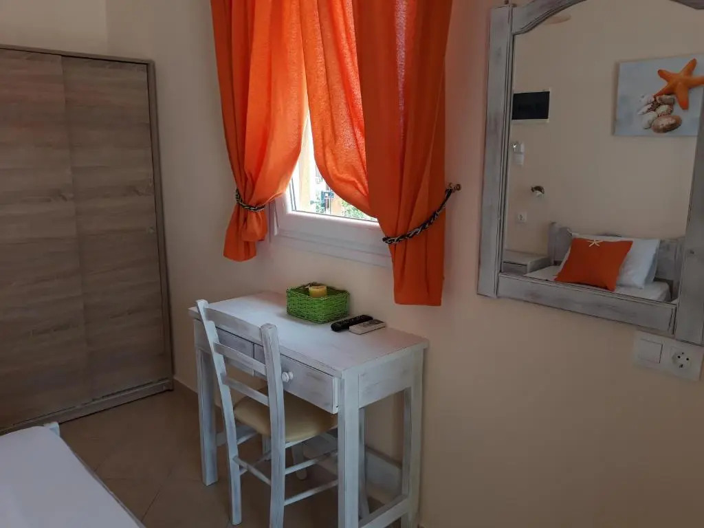 Elenis Rooms