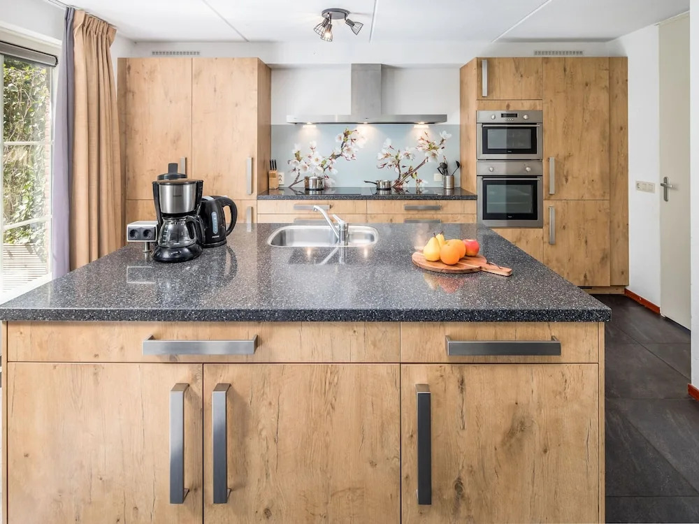 Spacious Home With a Whirlpool and six Bathrooms, in Twente