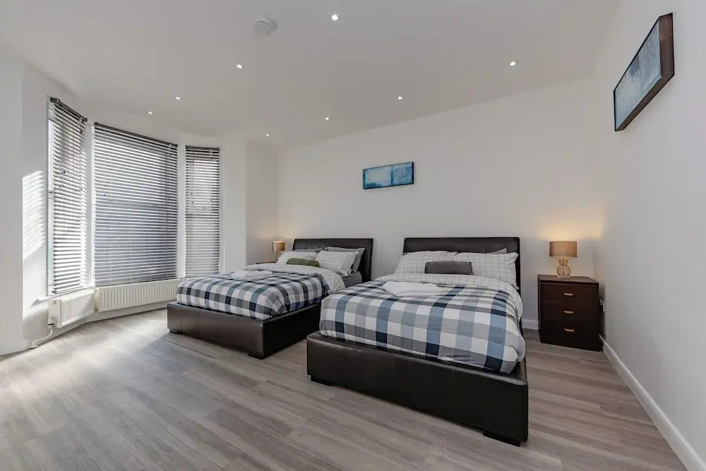 Apartment - Sleeps 7 - Parking - Close to Pier