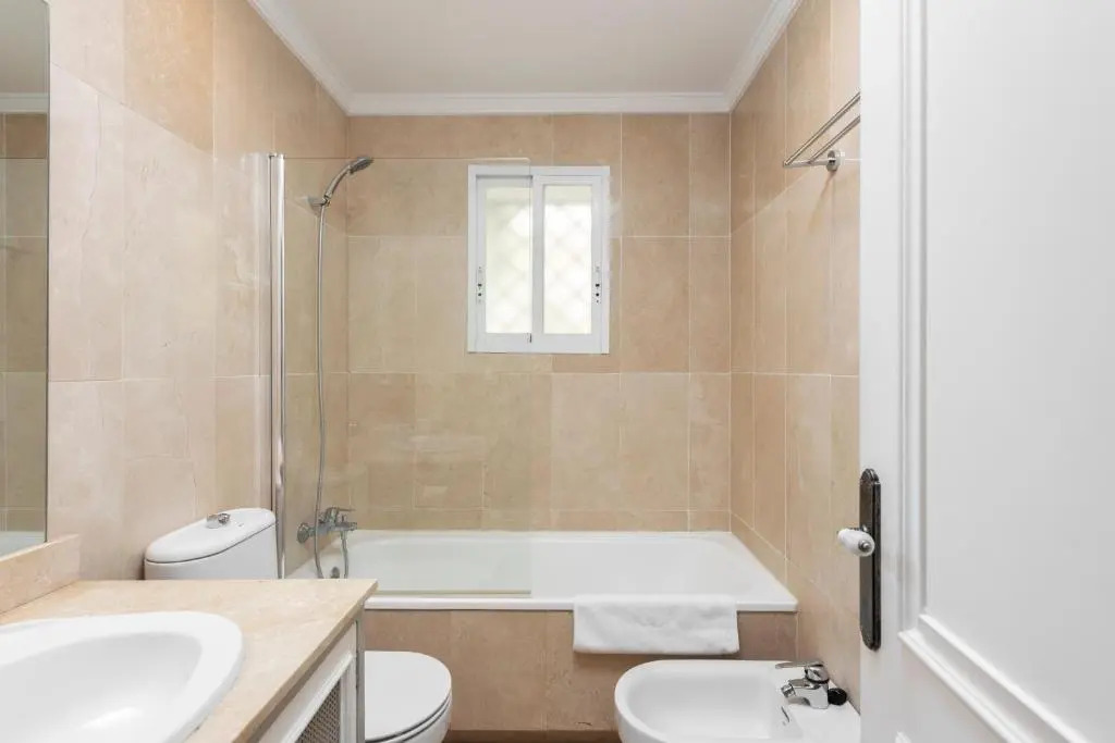 Bright 2 Bedroom apartment with parking space and swimming pools in Aloha Gardens