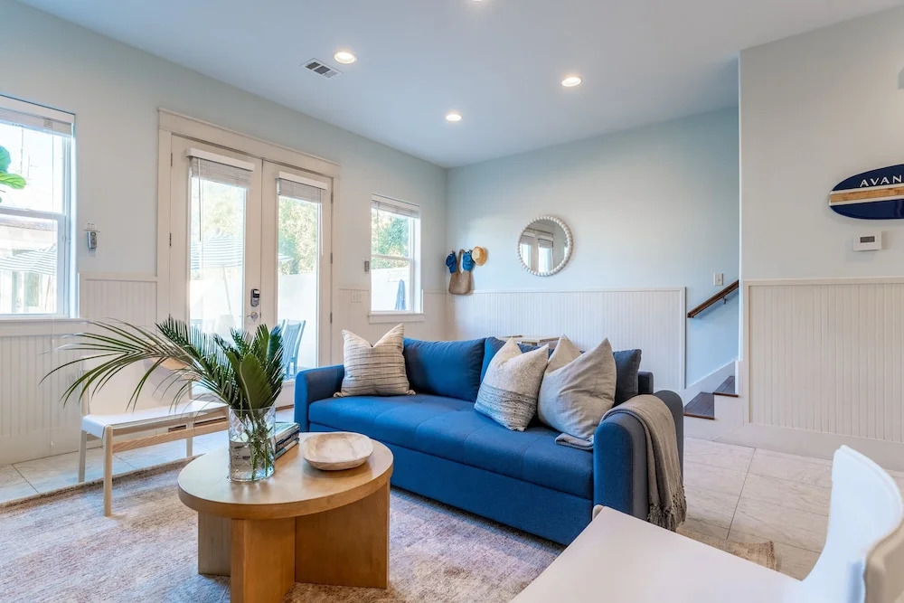 Perry by Avantstay Walk to Miramar Beach! w/ Pool & Guest House!