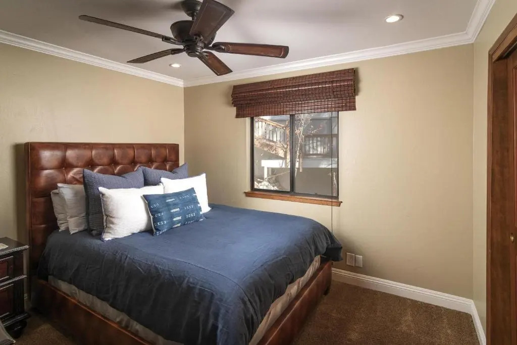 Treetop Cabin, Modern Luxe, 1700 sqft, Deck, View, Dogs, In Village, AC