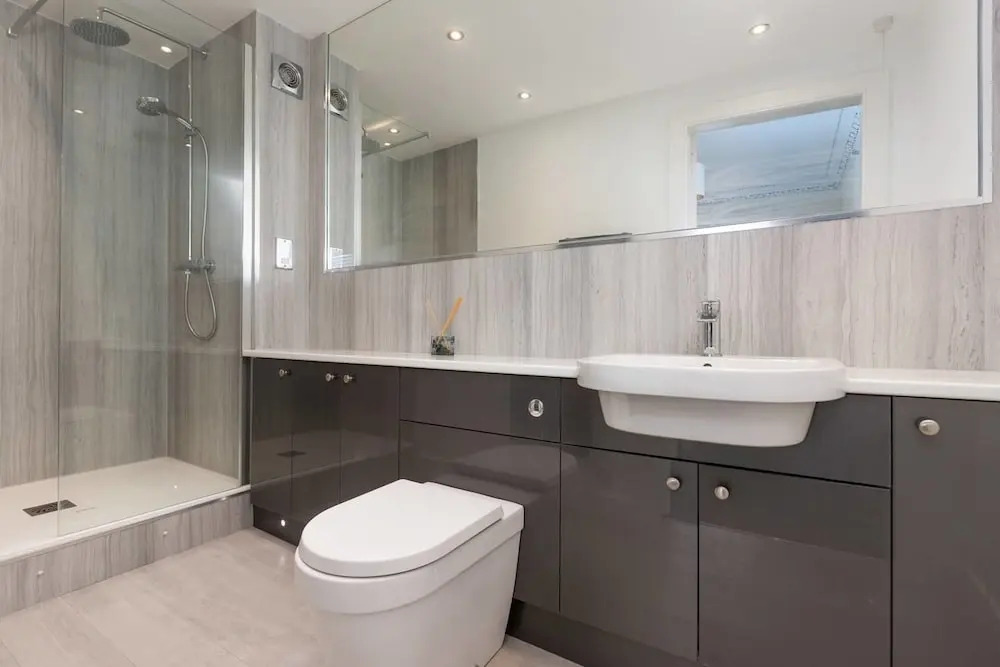 Elegant 3 Bedroom Central Apartment W/Castle View