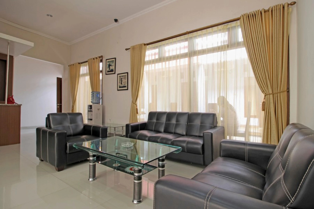 RedDoorz near Hartono Mall 3