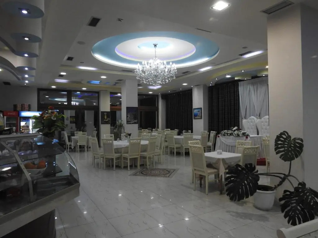 Hotel 3 Vellezerit