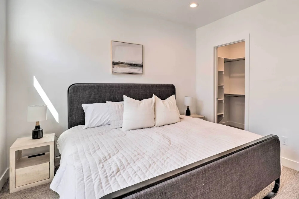 Modern-chic Provo Townhome 1 Mi to BYU Campus