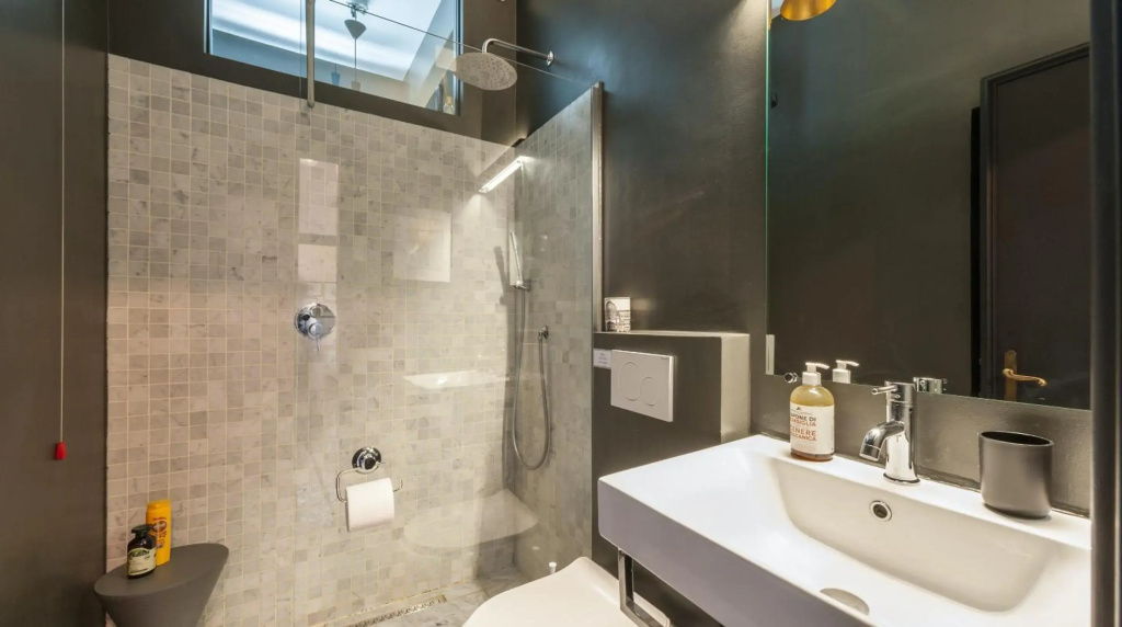 Stylish Renovated Apartment In The Heart Of The City