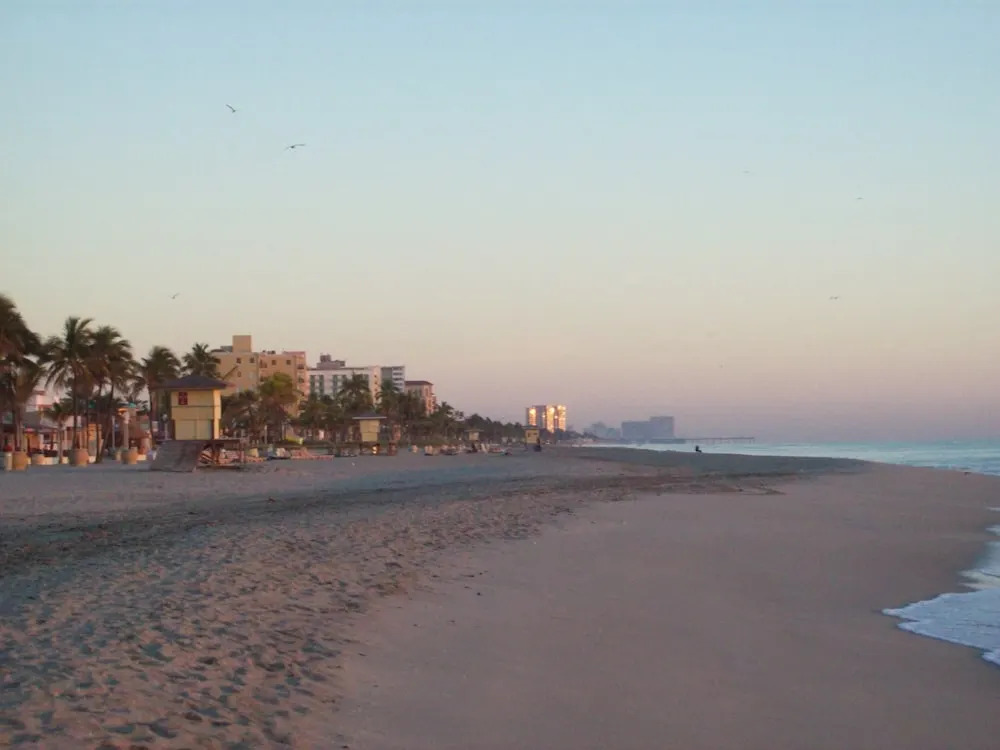 Hollywood Beach Resort- Large Studio Sleeps 4