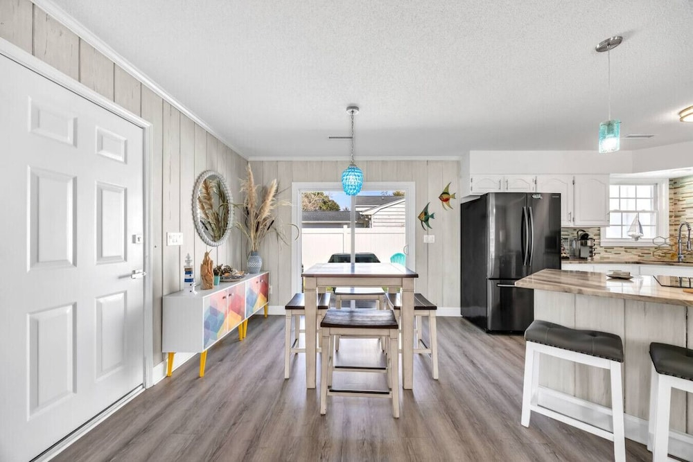 Sea La Vie Villa 3BD Beach Retreat fence yard