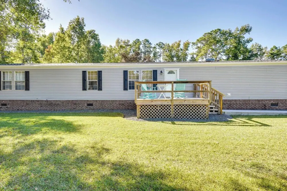 Supply Cottage w/ Deck < 2 Mi to the Beach!