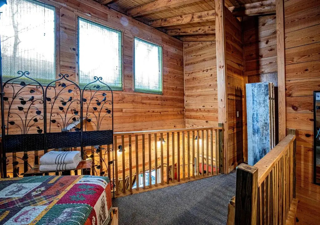 The TreeHouse - Rocking Chair Deck with Hot Tub below, Walking Distance to Downtown Helen, Sleeps 5