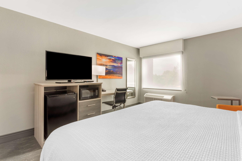 Best Western Plus Cleveland Inn & Suites