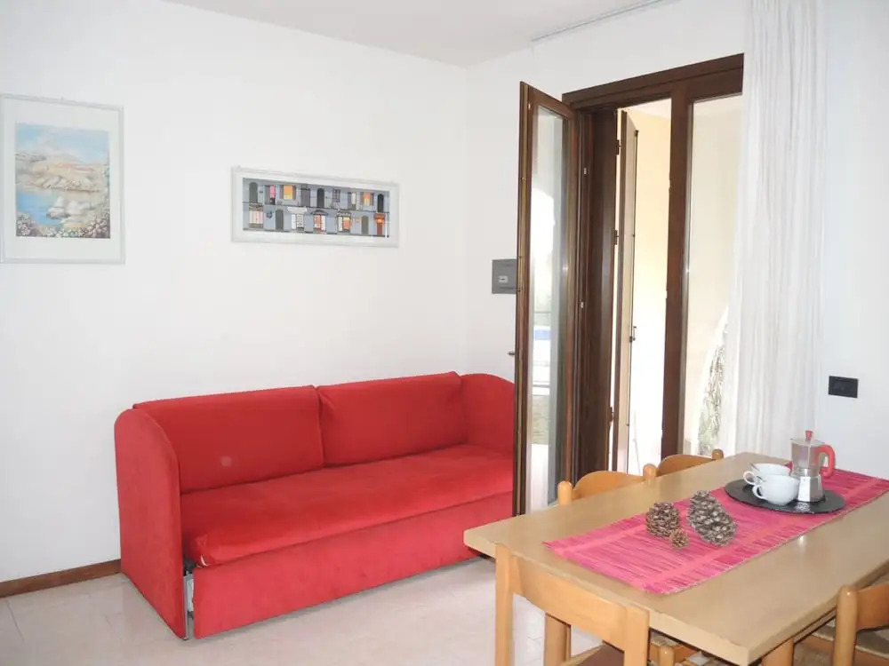Flat With a Lovely Poolside Garden With bbq