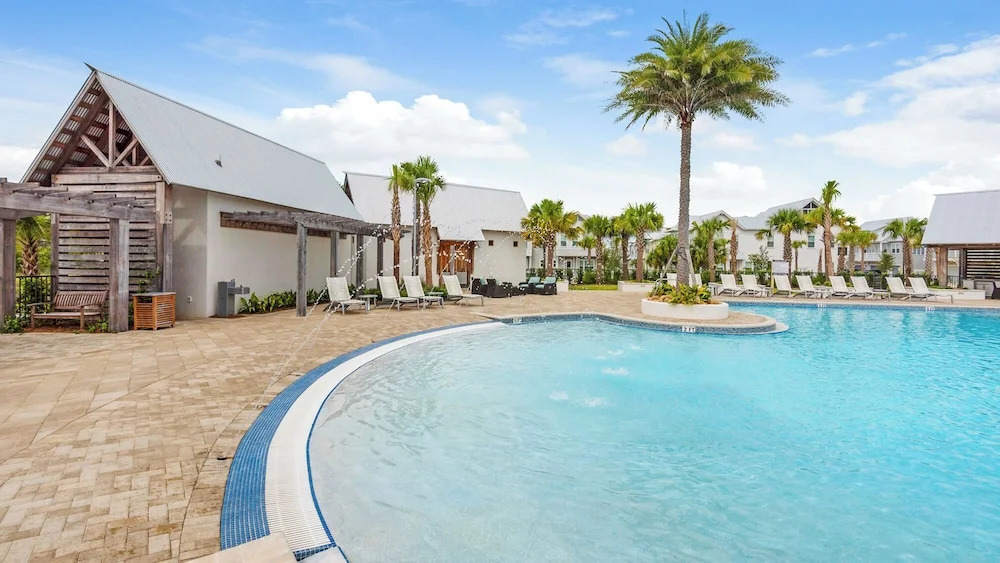 Modern Comfort + Resort Style Pool: Perfect Prominence Location for 10