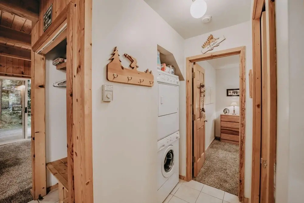 Baker Rim Cabin 32 - Cute, Private, 2-story Family Cabin