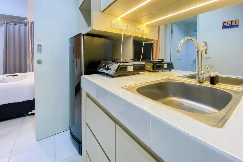 Nice and Cozy Studio at Amartha View Apartment By Travelio