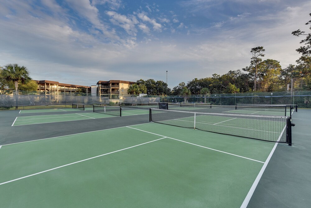 Poolside Bliss, Beach Strolls! Hilton Head Retreat