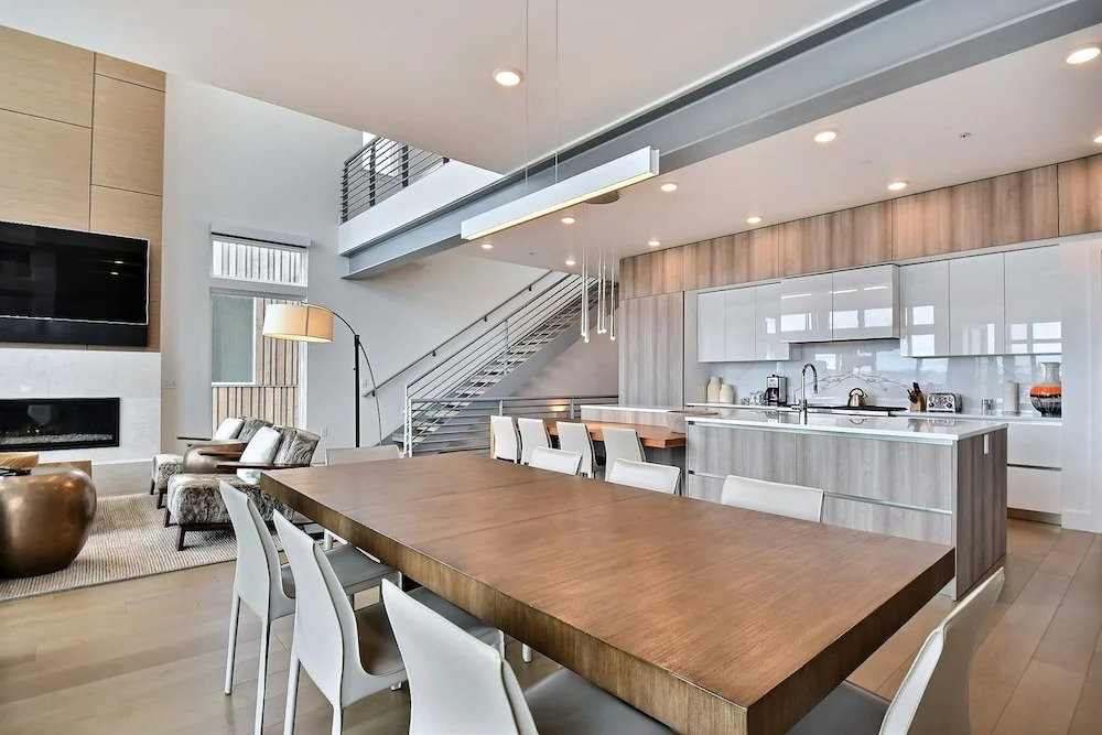 Ski-in/ski-out Elegant 5br/6ba 5 Bedroom Townhouse by Redawning