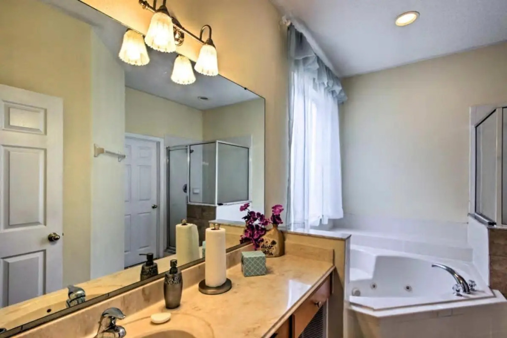 8BR -private swimming pool -gated resort community -suitable for family & group getaways -5 miles to Disney