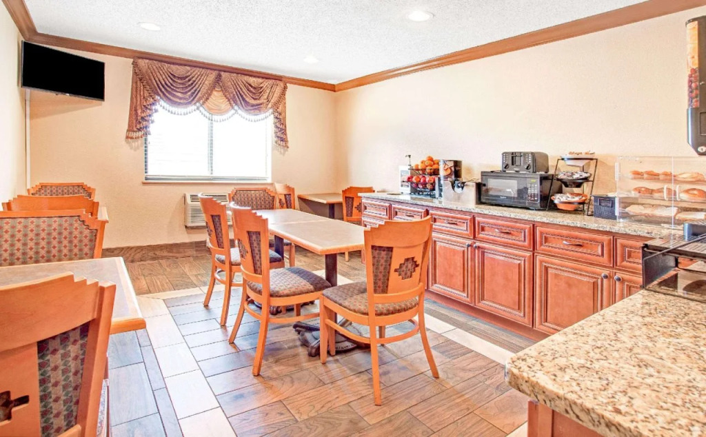 American Inn & Suites Metro Airport