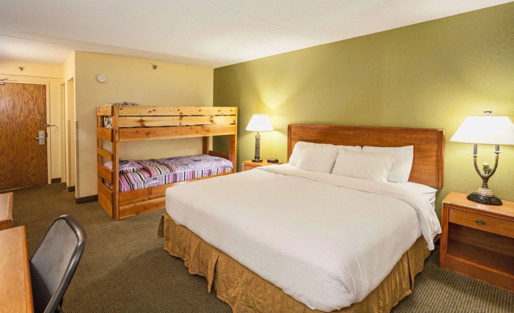 Edgewater Hotel & Waterpark
