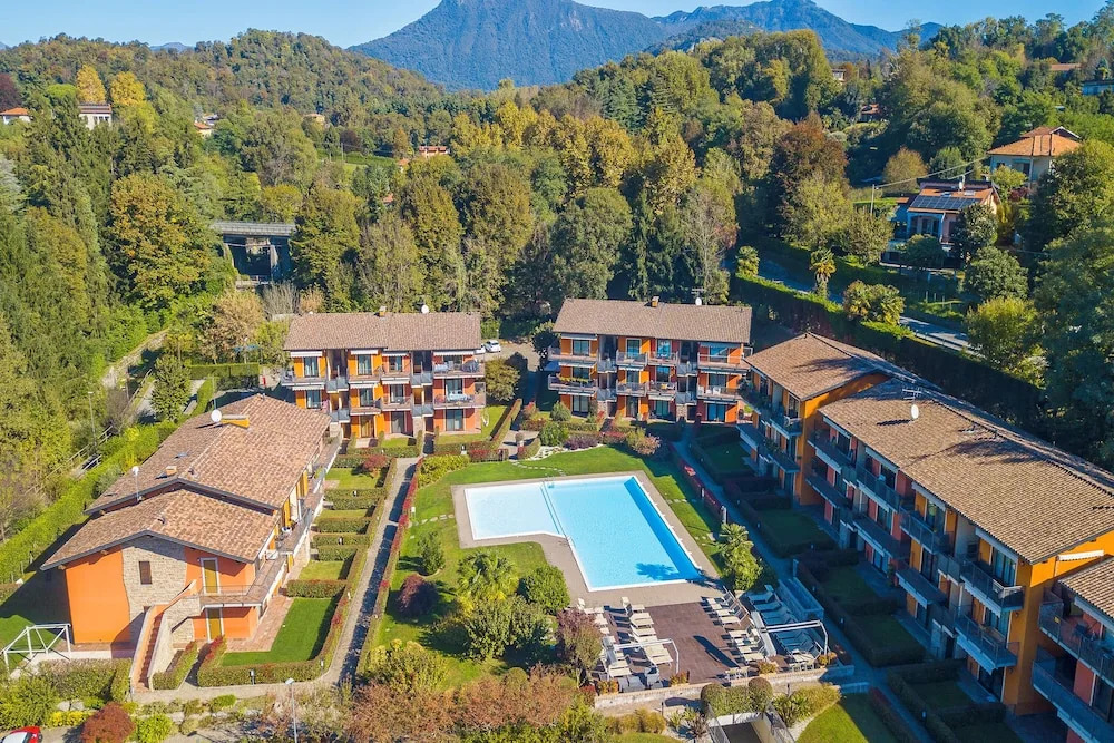 Lenni Apart. Swimming Pool and Lake