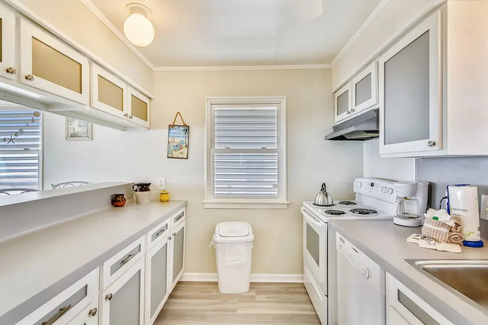 Betsy's Beachfront Cottage 3 Bedrooms 2 Bathrooms Home