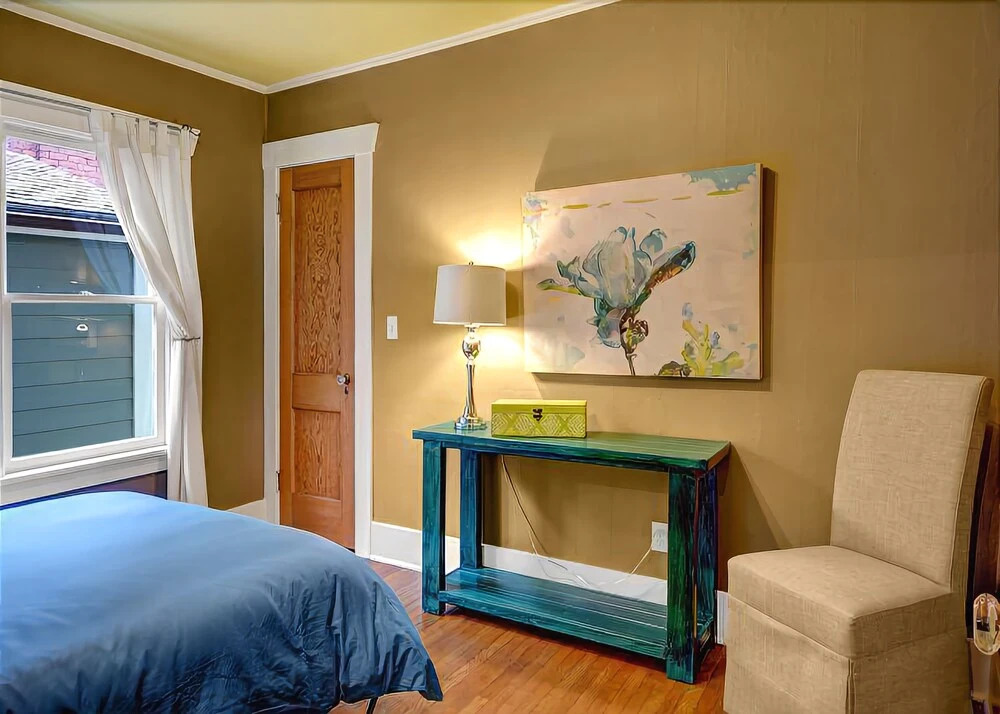 Phinneywood Bungalow - Two Bedroom Home with Fireplace