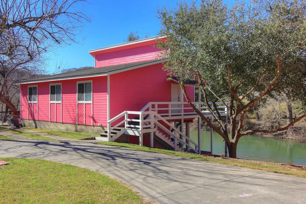 Three Pink Housez RR1 3