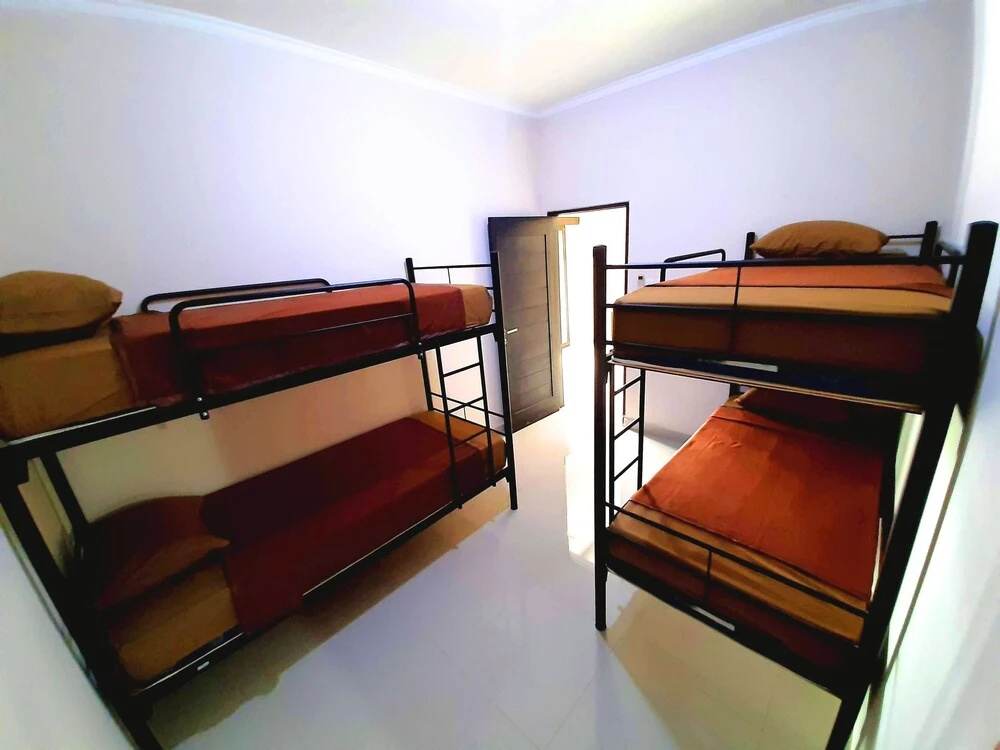 Safe House Bed and Breakfast - Hostel - Adults Ony