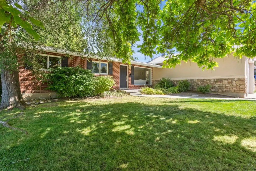 5 Bedroom Perfect Location to see the City and Ski Resorts