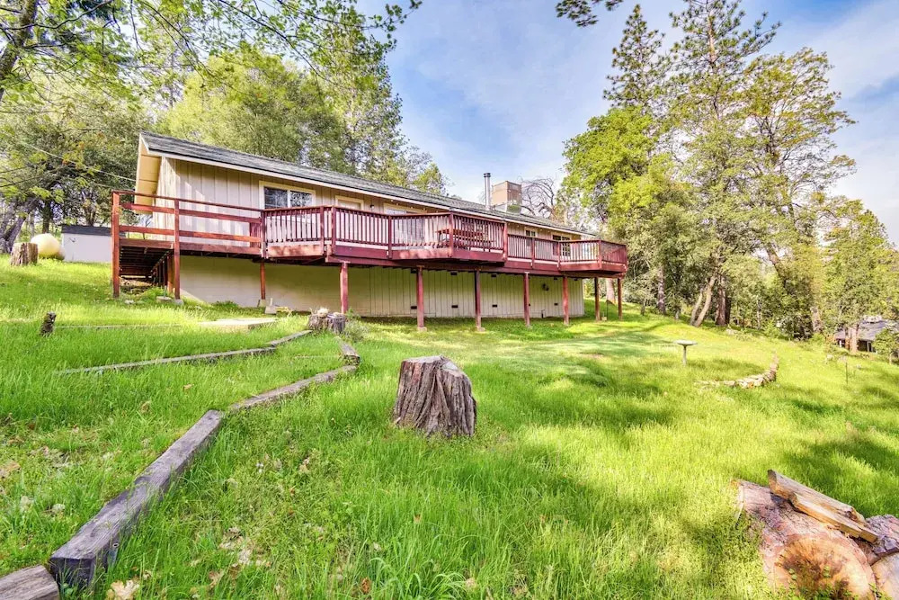Sierra Serenity: Scenic Mtn Escape w/ Game Room